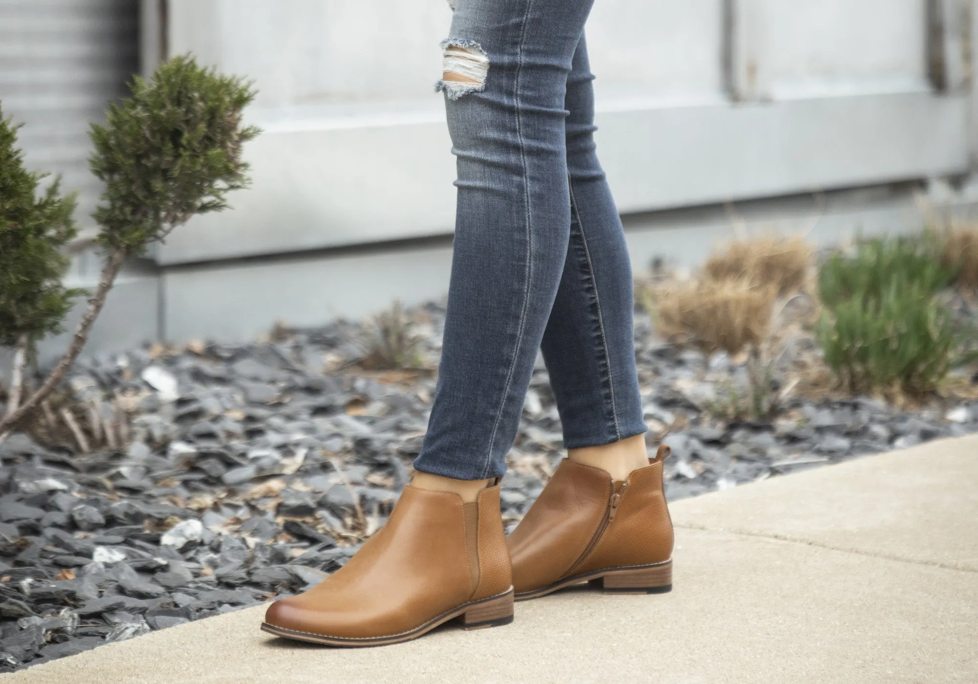 Florsheim Womens Comfortable Leather Mel Plain Toe Zip Boots