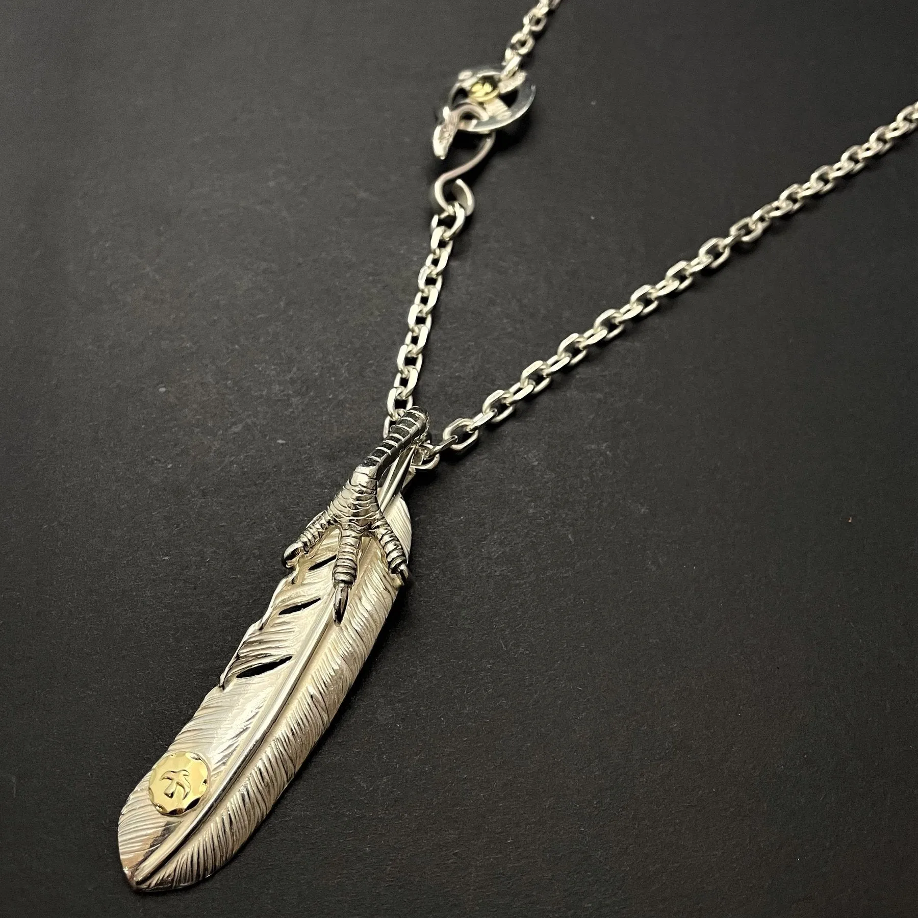 Goros Feather With Silver Claw (Right) (Xl) Setup